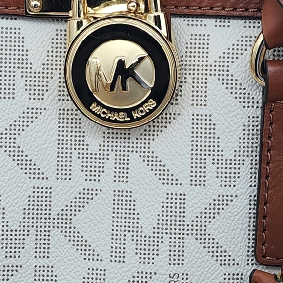 Michael Kors Tan Shoulder Bag With Structure, Gold Finishes & 4 Bottom Feet - Picture 2 of 7